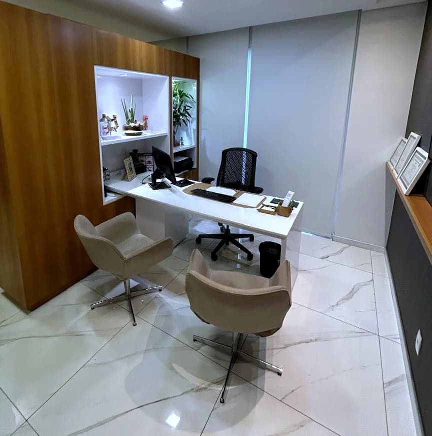 Sala de atendimento do consultório do Dr. Paulo Esteves, no Jardim Paulista